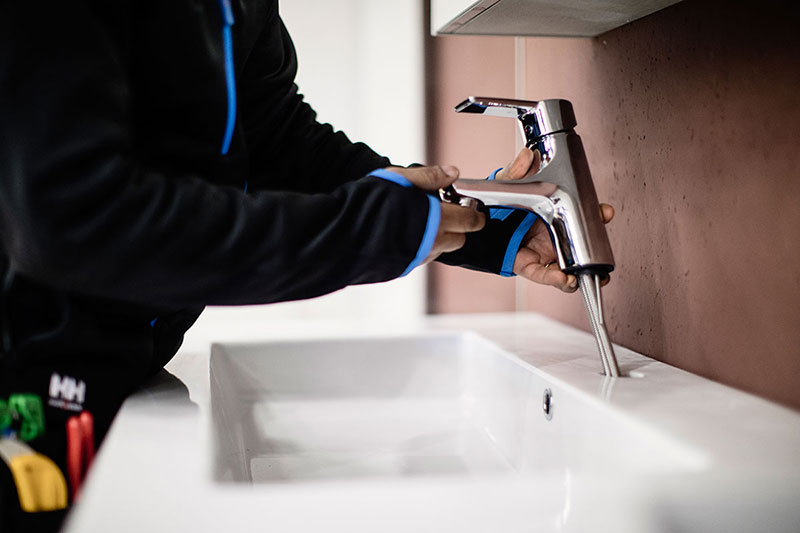 VB-rørlegger monterer blandebatteri